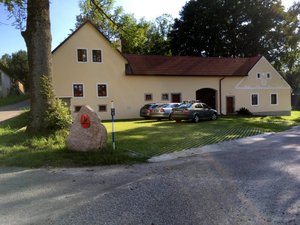 Čelní pohled na budovu včetně velkého parkoviště